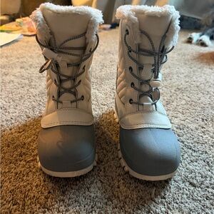 Cozy Kids Snow Boots. Girls size 2. Thermolite EcoMade
